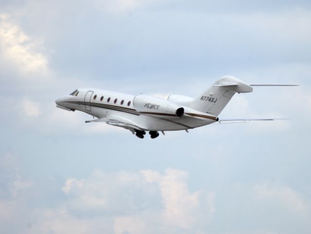 Cessna Citation X (N774XJ) - Powerful take off runway 35.