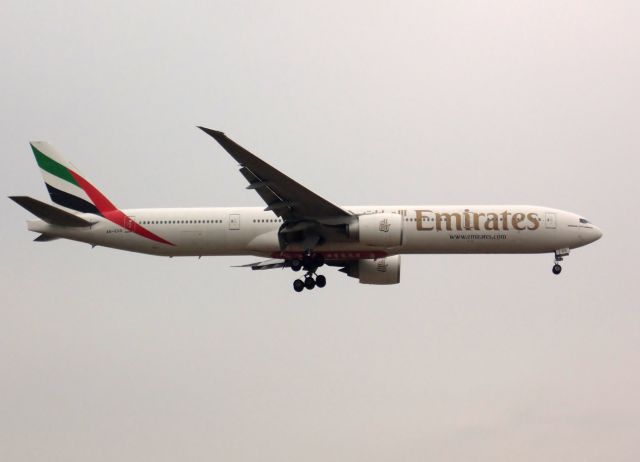 BOEING 777-300ER (A6-EGG)