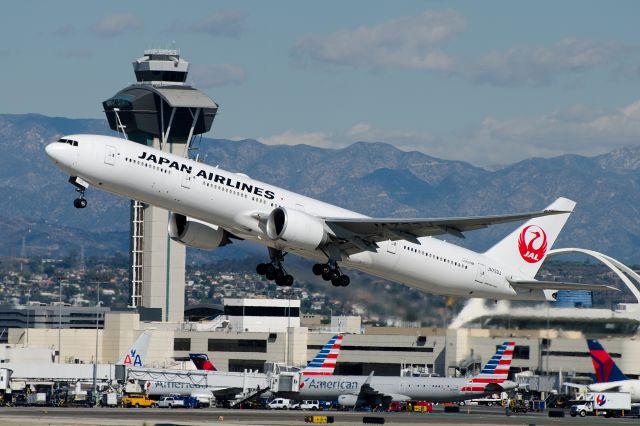 BOEING 777-300ER (JA733J) - Departing LAX on another great spotting day.