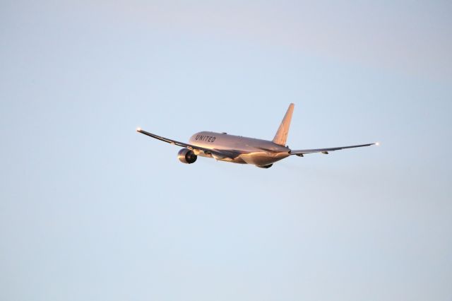Boeing 777-200 (N779UA)