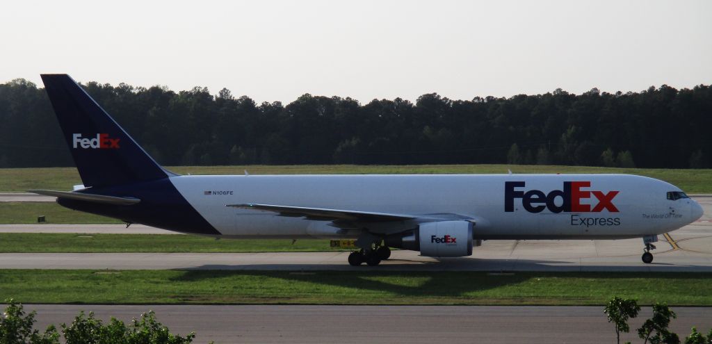 BOEING 767-300 (N106FE) - In from MEM on a smoky day at RDU.