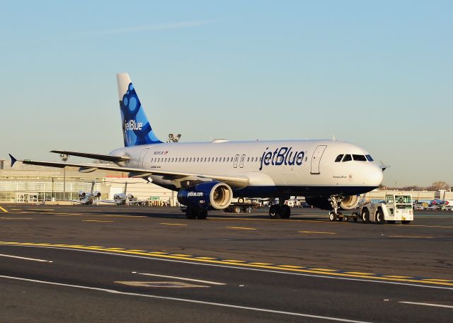 Airbus A320 (N659JB) - Tow up from NC for a morning flight 12/26/12