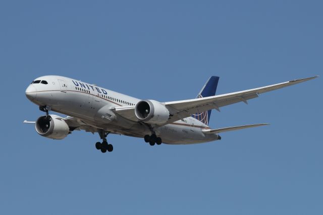 Boeing 787-8 (N26909) - 23/07/2022: A 09h54m flight from Washington (IAD) on final to runway 30.
