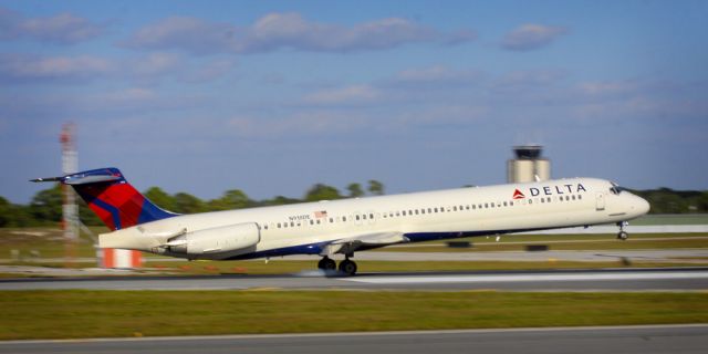 McDonnell Douglas MD-88 (N918DE) - Flying in to KSRQ