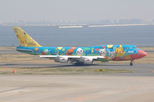 Boeing 747-400 (BON8956) - Taxi at Haneda Intl Airport on 2007/3/10 Pokemon c/s