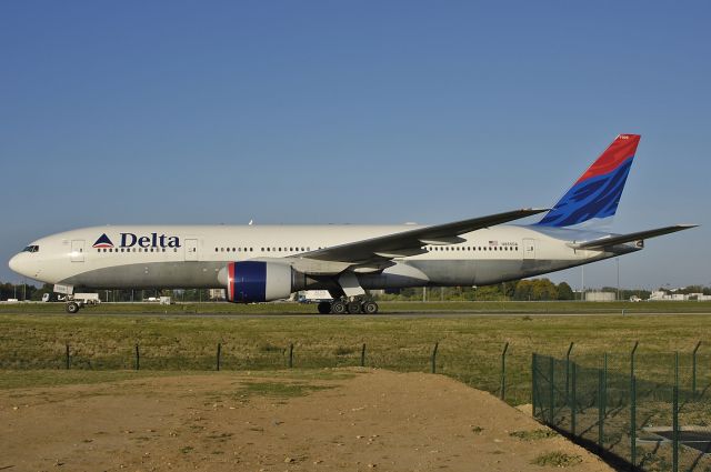 Boeing 777-200 (N865DA) - Delta Air Lines - Boeing 777-232 C/N 29737/257 - N865DA - at CDG 2004-09-25.