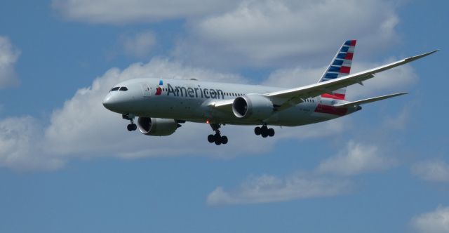 Boeing 787-8 (N813AN) - On short final is this 2016 American Airlines Boeing 787-8 from the Spring of 2022.