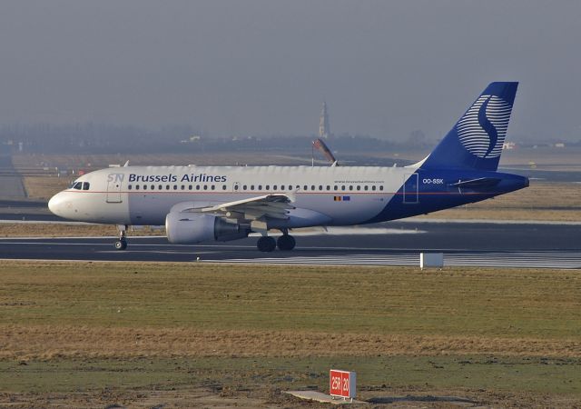 Airbus A319 (OO-SSK) - Take-off roll on runway 19 at Brussels - 2005-01-16.