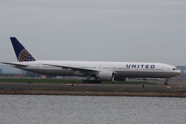 BOEING 777-300ER (N2747U)