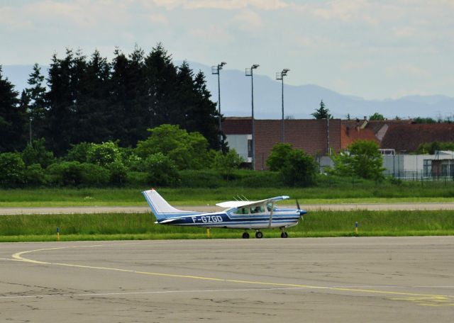 Cessna Skylane (F-GZGD) - Cessna TR182 Turbo Skylane F-GZGD in Strasbourg 