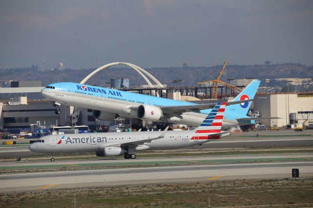 BOEING 777-300ER (HL7203)