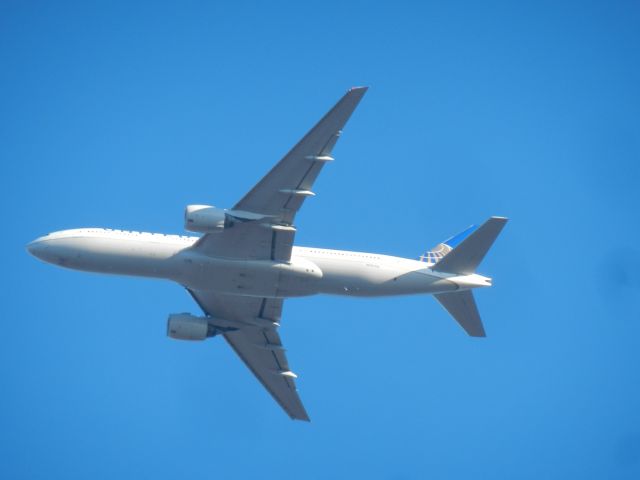 Boeing 777-200 (N787UA) - N787UA, A Boeing B777-200 Of United Airlines, Flies Over On Approach To Dulles International Airport Runway 1C 