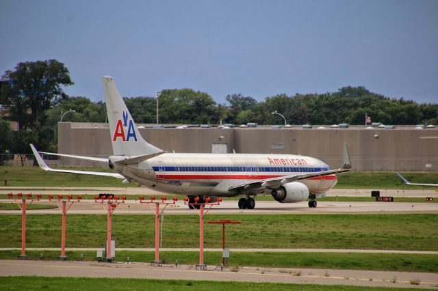 Boeing 737-800 (N858NN)