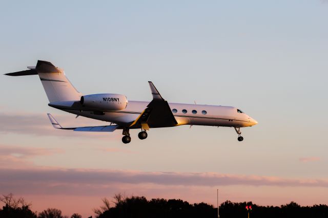 Gulfstream Aerospace Gulfstream V (N108NY) - LANDING