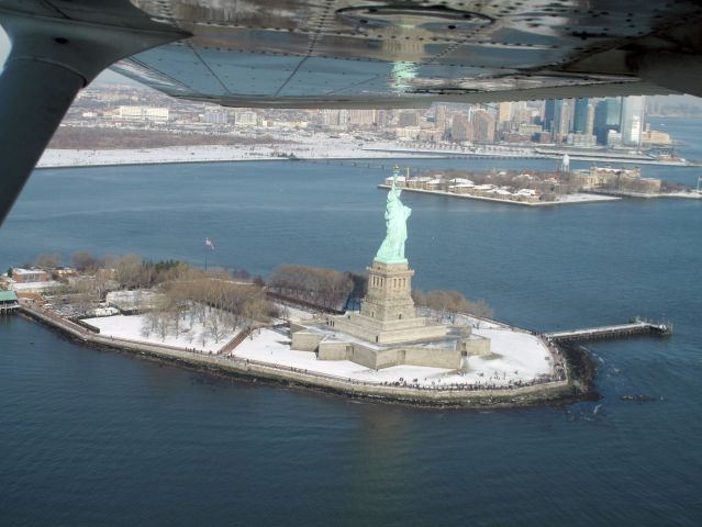 Cessna Skyhawk (N1727V) - In the Hudson corridor.