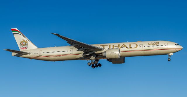 BOEING 777-300ER (A6-ETJ) - EY141 arrives in Toronto after 14 hours and 15 minutes flying from Abu Dhabi 