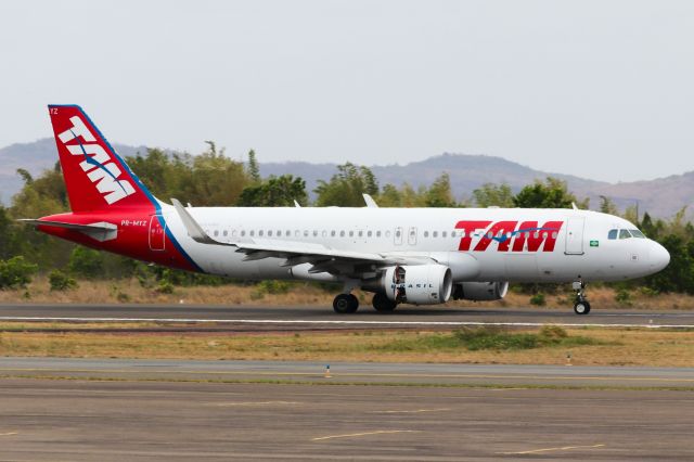 Airbus A320 (PR-MYZ) - Aeronave fotografada logo apos pouso, ainda com reverso acionado.