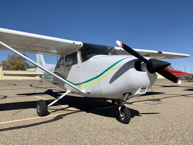 Cessna Skyhawk (N402ER) - Sharp looking with the matte black spinner! 