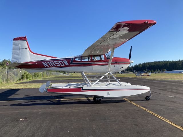 Cessna Skywagon (N185DW) - I got to fly the ole Red and White up to Friday Harbor! (The 150 in the background, not this dream machine ;) 