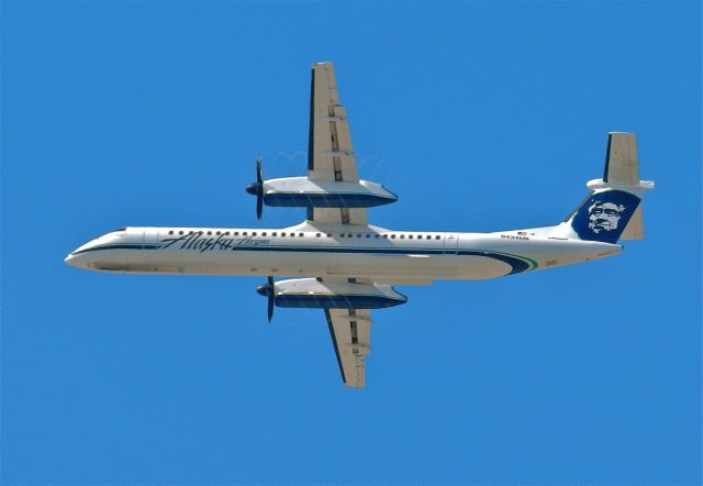 de Havilland Dash 8-400 (N434MK) - Nice prop tip vortex/ swirls