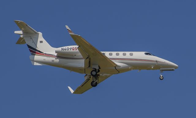 Embraer Phenom 300 (N309QS) - Runway 02L arrival @KDPA.