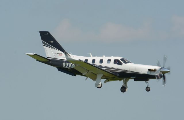 Daher-Socata TBM-900 (N910LM) - On final to 24R in CYHU, coming from Goose Bay.