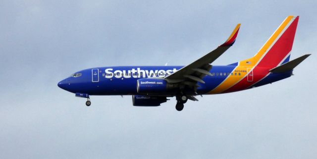 Boeing 737-700 (N204WN) - On short final is this 2005 Southwest Airlines Boeing 737-7H4 in the Winter of 2023.