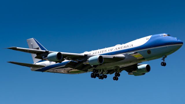 Boeing 747-200 (92-9000) - Air Force One, operated by a Boeing VC-25A, approaches Moffett Field (outbound Dover AFB) carrying POTUS. He flew in last Monday (6/19/23) and spent a few days in town before flying back on Wednesday (6/21/23).