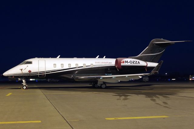 Bombardier Challenger 300 (M-OZZA)