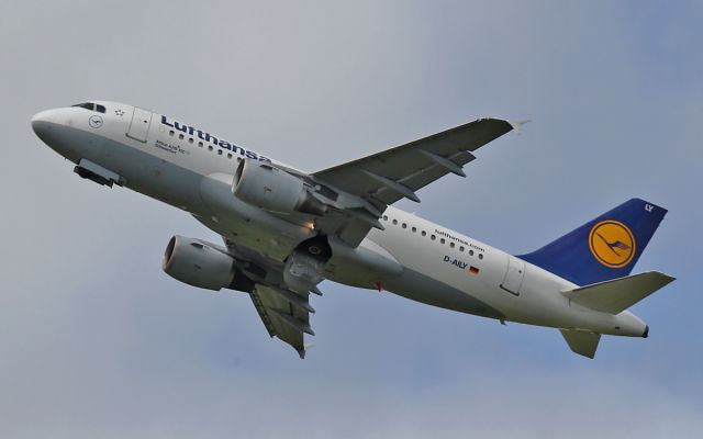 Airbus A319 (D-AILY) - lufthansa a-319 d-aily dep shannon 29/7/14.