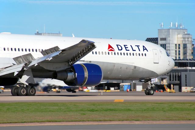 BOEING 767-400 (N831MH) - Boeing 767-432ER (c/n 29702). September 26, 2010.