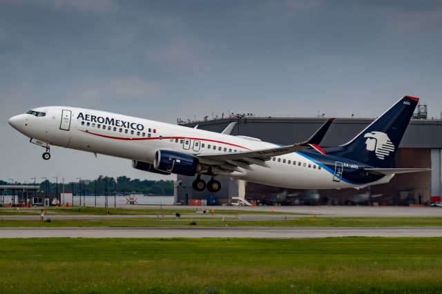 Boeing 737-800 (XA-ADU) - AeroMéxico 681 leaves Montreal on a cloudy morning for Mexico City.