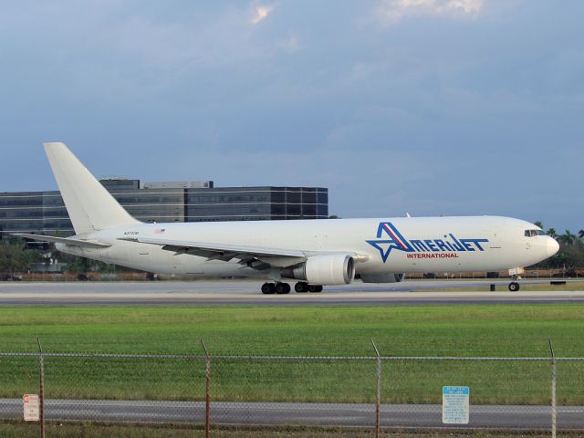 BOEING 767-300 (N373CM)