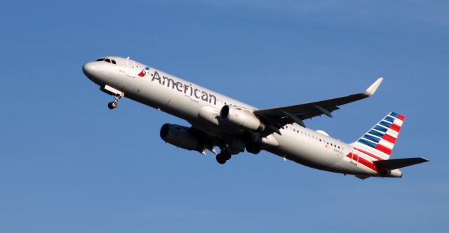 Airbus A321 (N991AU) - Shortly after departure is this 2016 American Airlines Airbus A321-231 from the Autumn of 2020.