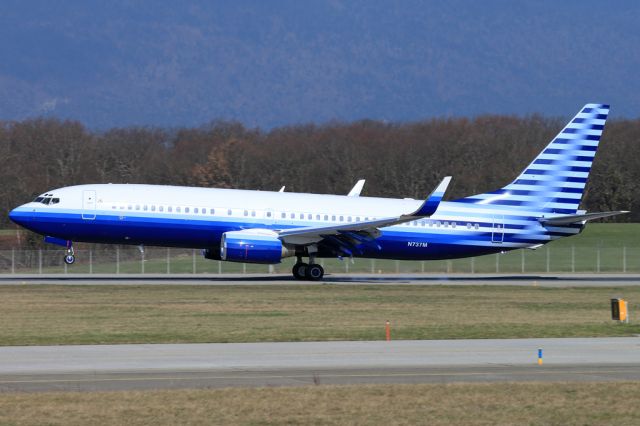 Boeing 737-700 (N737M)