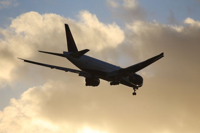 BOEING 777-200LR (N708DN)