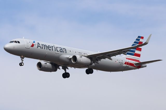 Airbus A321 (N102NN) - Landing.