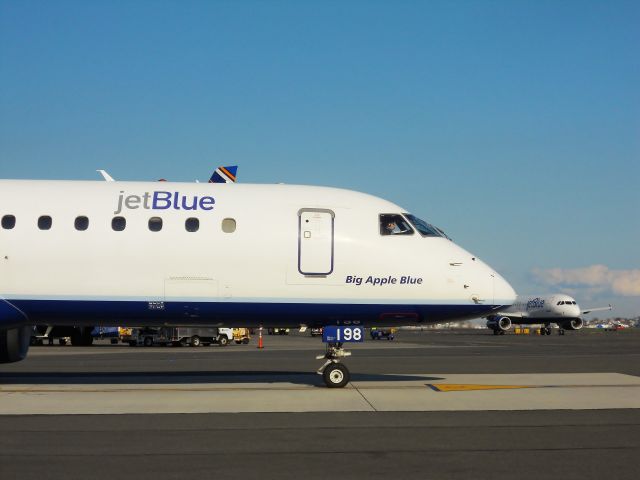 Embraer ERJ-190 (N198JB)