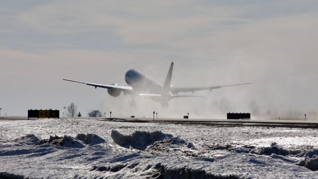 Boeing 777-200 (EZ-A780)