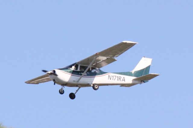 Cessna Skyhawk (N171RA) - N171RA on approach to Runway 32 at Sarasota-Bradenton International Airport