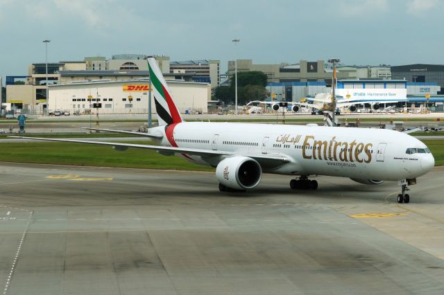 BOEING 777-300 (A6-EBM)