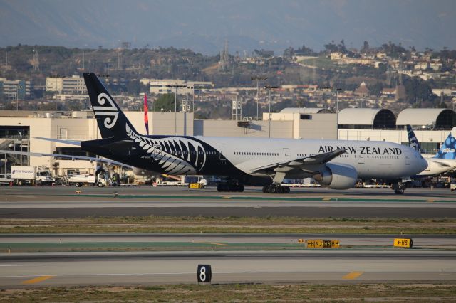 BOEING 777-300ER (ZK-OKR)