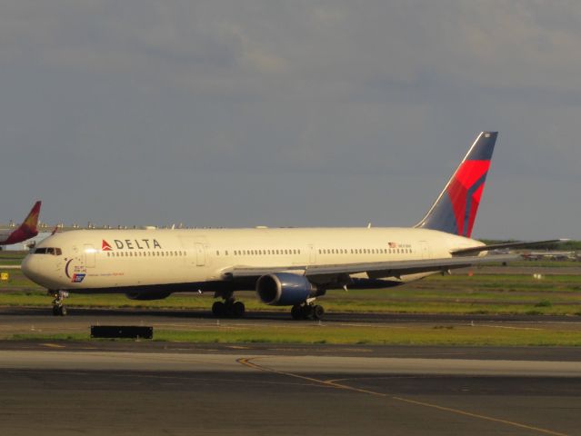 BOEING 767-400 (N841MH)