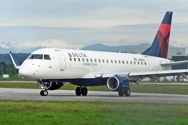 Embraer 175 (N268SY)