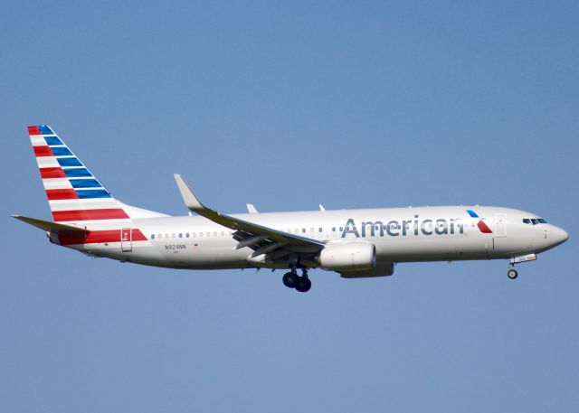 Boeing 737-800 (N924NN) - At DFW.