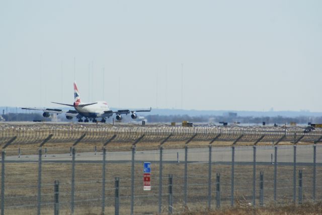 Boeing 747-400 (G-BNLL) - Heat waves across the runways at KDFW. British Airways 744 on the left.