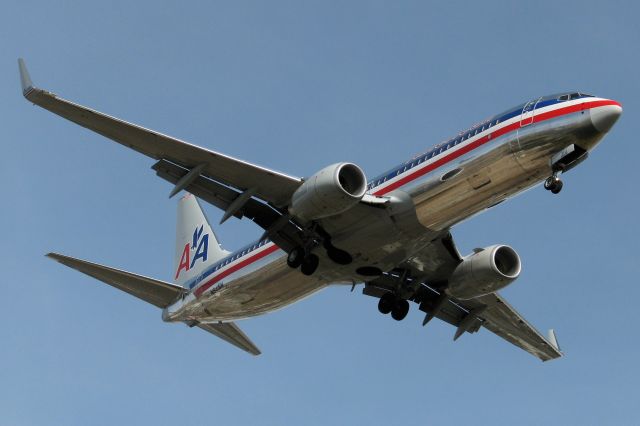 Boeing 737-800 (N841NN) - AAL Flt. 1045 moments from touching down on 16R after a flight from KDFW.