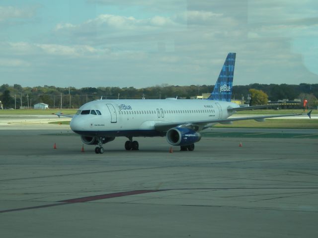 Airbus A320 (N585JB) - Operating charter for University of Buffalo football team playing at Northern Illinois University.