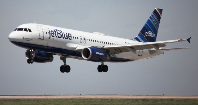 Airbus A320 (N597JB) - Arriving  on 16L.