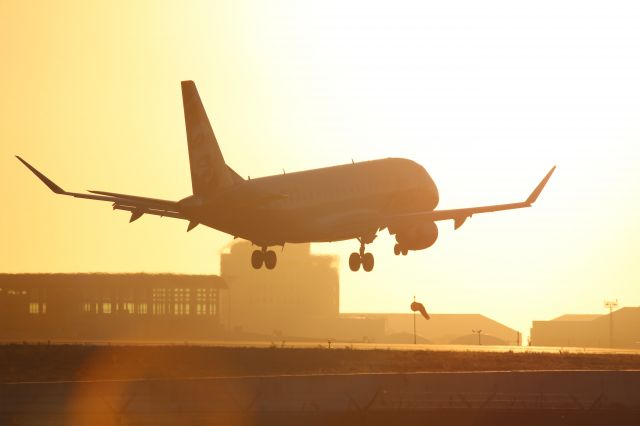 Embraer 175 (N645QX)